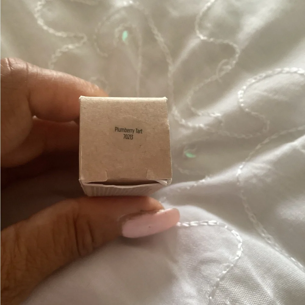 Sei Bella Plumberry Tart Vegan Lip Gloss - Picture 3 of 5